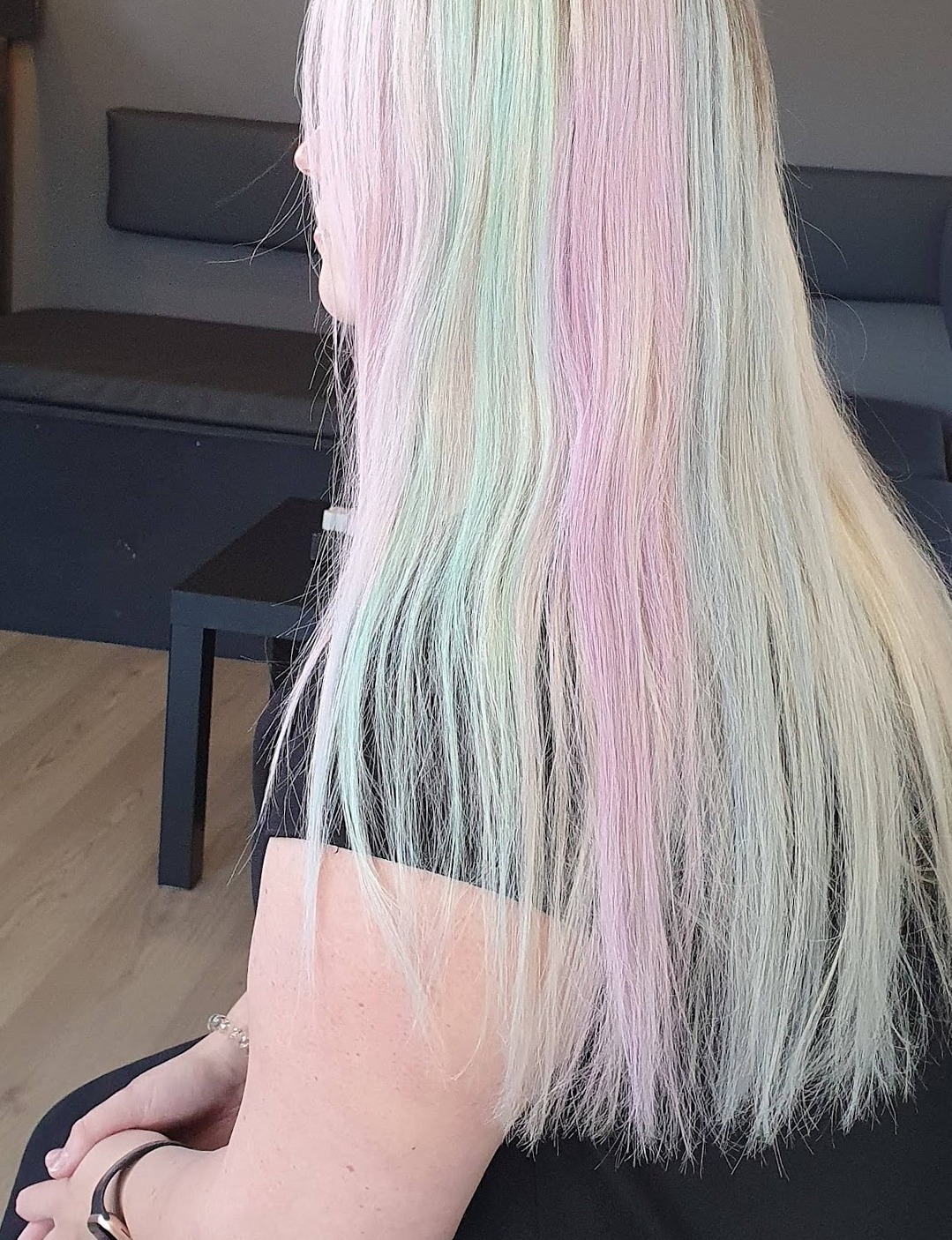 Lang haar met zachte roze, mintgroene en lila pasteltinten, van achteren gefotografeerd